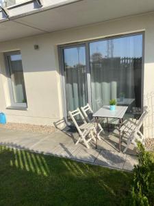 Patio alebo iná vonkajšia časť ubytovania Apartamenty Bursztynowe w Kołobrzegu Sun&Relax