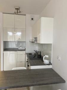 Kuchyňa alebo kuchynka v ubytovaní Apartamenty Bursztynowe w Kołobrzegu Sun&Relax