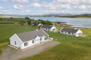 uma vista aérea de uma casa branca e de um lago em Doherty Farm Holiday Homes em Downings