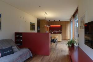 ein Wohnzimmer und eine Küche mit einem Sofa und einem Tisch in der Unterkunft Ferienhaus S11 Lustenau in Lustenau