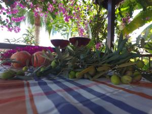 deux verres de vin rouge sur une table avec des fruits dans l'établissement Lale Apartments Fethiye, à Fethiye