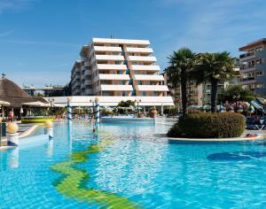 Бассейн в Aparthotel Holiday или поблизости