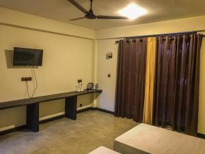 Televízia a/alebo spoločenská miestnosť v ubytovaní Lankapura Heritage