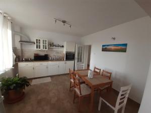 a kitchen and dining room with a table and chairs at Casa Reds in Râmnicu Vâlcea