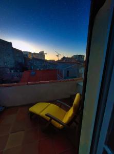 une chaise jaune assise au-dessus du toit dans l'établissement At Home in Arles, à Arles