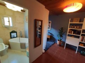 uma casa de banho com uma banheira, um WC e um lavatório. em At Home in Arles em Arles