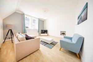 a living room with a couch and a chair at Clifton Spacious 3 Bed Apt & Parking-Simply Check In in Bristol