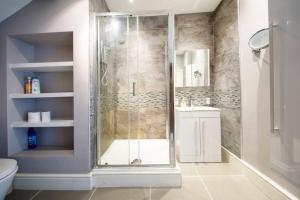 a bathroom with a shower and a toilet at Clifton Spacious 3 Bed Apt & Parking - Simplycheckin in Bristol +25 photos