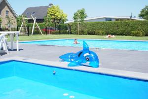 Piscina de la sau aproape de Vakantiehuis met UITZICHT! Domein Hellebeuk Valkenburg-Klimmen