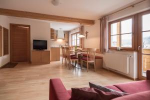 ein Wohnzimmer mit Tisch und Stühlen und eine Küche in der Unterkunft Obereggerhof - Urlaub auf dem Bauernhof - Ferienwohnungen - Gitschberg Jochtal - Rio di Pusteria in Vals