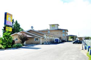 北贝特尔福德龙内斯达酒店的建筑物前的停车场