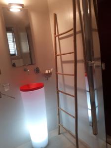 bagno con scala e sgabello rosso di OLYMPUS PARK amnesia a Mesagne