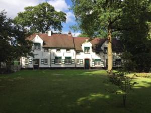 ein großes weißes Haus mit einem Baum im Hof in der Unterkunft Rose House B&B in Gent