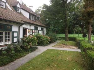 a house with a pathway leading to a yard at Rose House B&B in Ghent