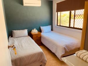 A bed or beds in a room at Willetton Homestays