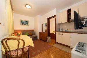 Kuchyň nebo kuchyňský kout v ubytování Apartmani Biser