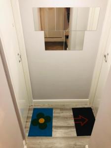 a small room with a blue and green rug on the floor at Southend - Westcliff Apartments & Studios in Southend-on-Sea