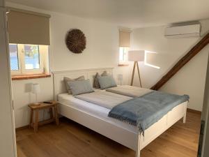 拉斯特Logis 11 Apartments的房间里有一张床的卧室