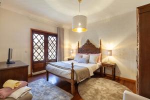 una camera da letto con un letto e una grande finestra di Vivenda Mar e Terra ad Apúlia