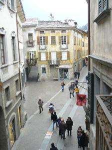 a group of people walking down a street at B&B Ploncher in Chiavenna