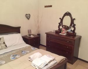 A bed or beds in a room at Felix House