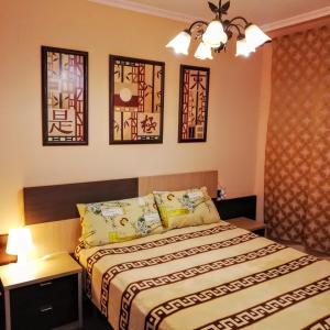 a bedroom with a bed and some pictures on the wall at Apartamento a 50 metros de la playa Muchavista in El Campello