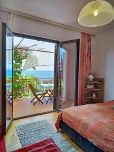 1 dormitorio con cama y vistas al océano en Apartments Sara Maris, en Prizba