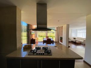 uma cozinha com um fogão e uma sala de estar em Casa Campestre Villa Luna em Sogamoso