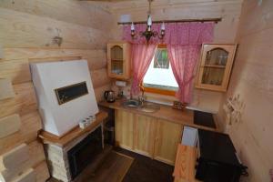 an overhead view of a kitchen in a tiny house at Chalets Adriana in Belá
