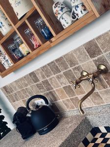 a tea pot sitting on a counter next to a tap at B&B Bij tante Teun in Naaldwijk