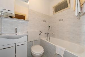 Koupelna v ubytování Apartmani Biser