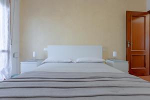 ein Schlafzimmer mit einem großen Bett mit zwei Nachttischen in der Unterkunft Appartamenti Angelica 21 in Pisa