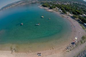 una vista aérea de una playa con gente en el agua en Villa Marlin en Klenovica