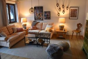 Sala de estar con 2 sofás y mesa en Landhaus am Pyhrn en Pyhrn