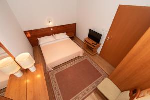 Postel nebo postele na pokoji v ubytování Apartmani Biser