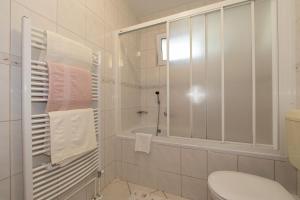 Koupelna v ubytování Apartmani Biser
