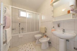 Koupelna v ubytování Apartmani Biser