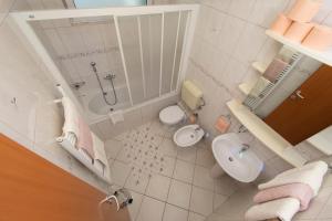 Koupelna v ubytování Apartmani Biser