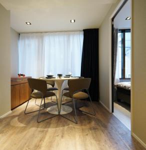 een eetkamer met een tafel en stoelen en een slaapkamer bij Real Life Kudanshita in Tokyo