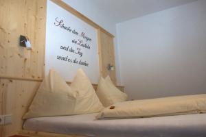 A bed or beds in a room at Gästehaus Pürstl-Kocher