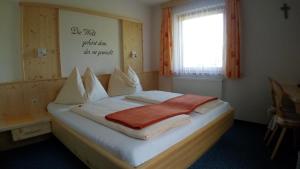 A bed or beds in a room at Gästehaus Pürstl-Kocher