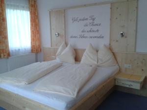 A bed or beds in a room at Gästehaus Pürstl-Kocher