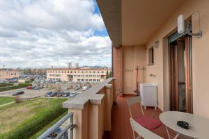 balcone con vista su un parcheggio di Appartamenti Angelica 2 a Pisa