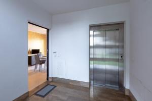 un corridoio con porta che conduce a una sala da pranzo di Appartamenti Angelica 2 a Pisa