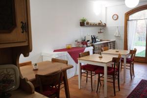 eine Küche mit Holztischen und -stühlen in einem Zimmer in der Unterkunft B&B La Pecora Nera in Belluno