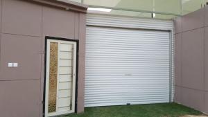 drzwi garażowe w budynku z oknem w obiekcie شاليهات العرسان بمسبح وبدون مسبح بمحايل عسير ترقش w mieście Turghush
