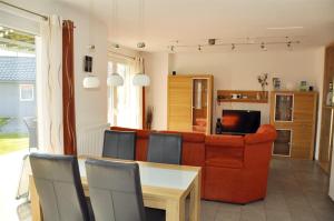 ein Wohnzimmer mit einem Sofa und einem Tisch in der Unterkunft Ferienwohnungen im Veenhuus in Kellenhusen