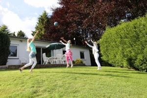 O grădină în afara Vakantiehuis met UITZICHT! Domein Hellebeuk Valkenburg-Klimmen
