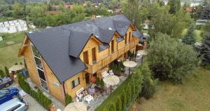 een uitzicht op een huis met een dak bij Ośrodek wypoczynkowy - Wczasy w Cichowie in Cichowo