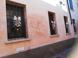 duas janelas num edifício com decorações em Lollo Apartment em Mantova